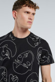 Camiseta negra con cuello redondo y diseños lineales blancos
