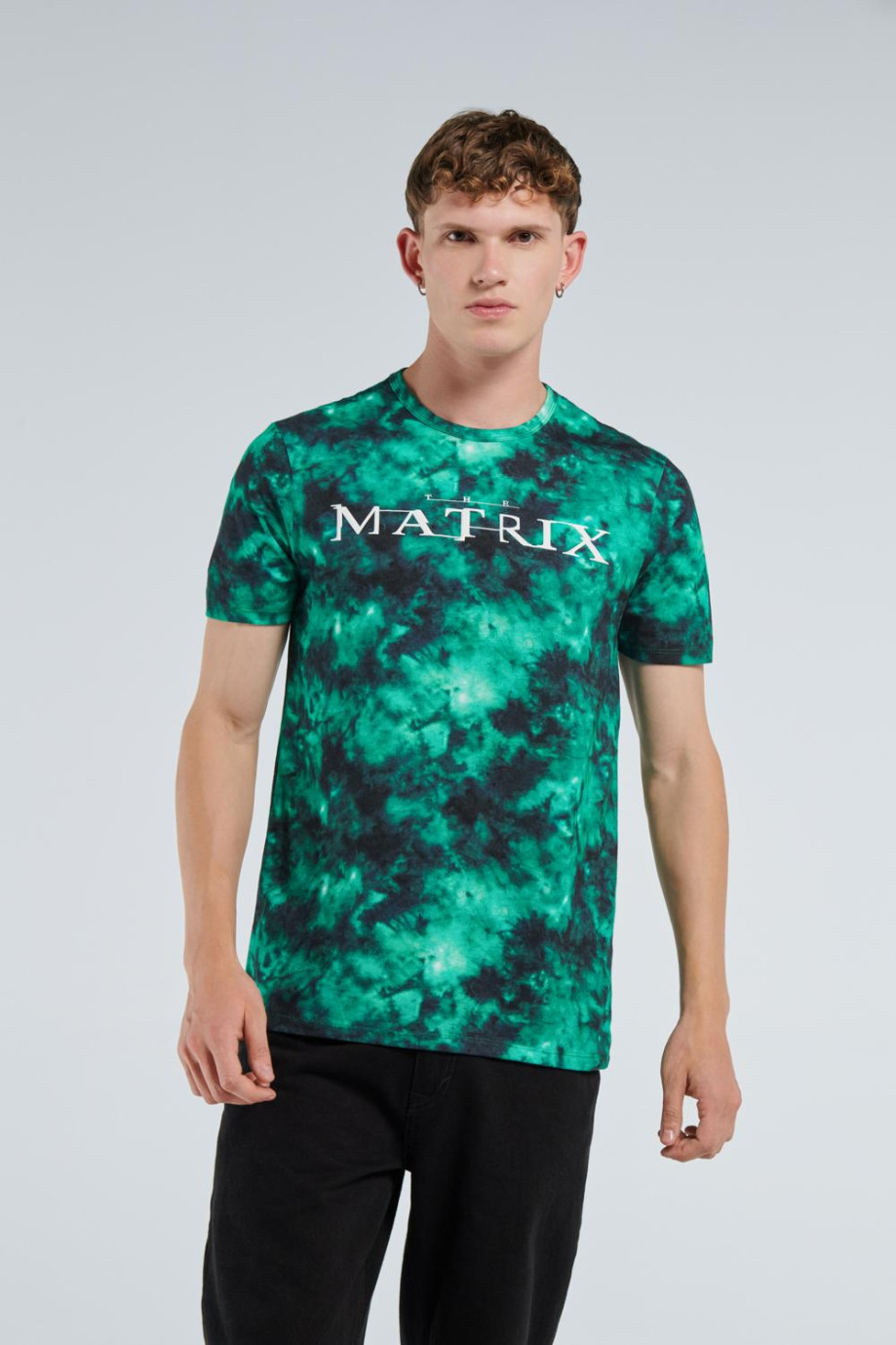 Camiseta cuello redondo verde oscura tie dye con diseño de Matrix
