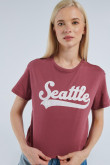 Camiseta morada oscura crop top con diseño college de Seattle