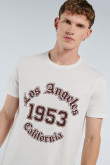 Camiseta crema clara con texto college y manga corta