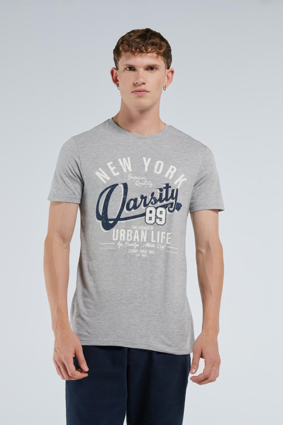 Camiseta gris con cuello redondo y diseño college delantero