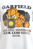 Camiseta cuello redondo unicolor con diseño de Garfield en frente