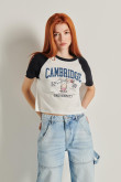 Camiseta crema clara con manga ranglan y diseño college de Snoopy & Cambridge