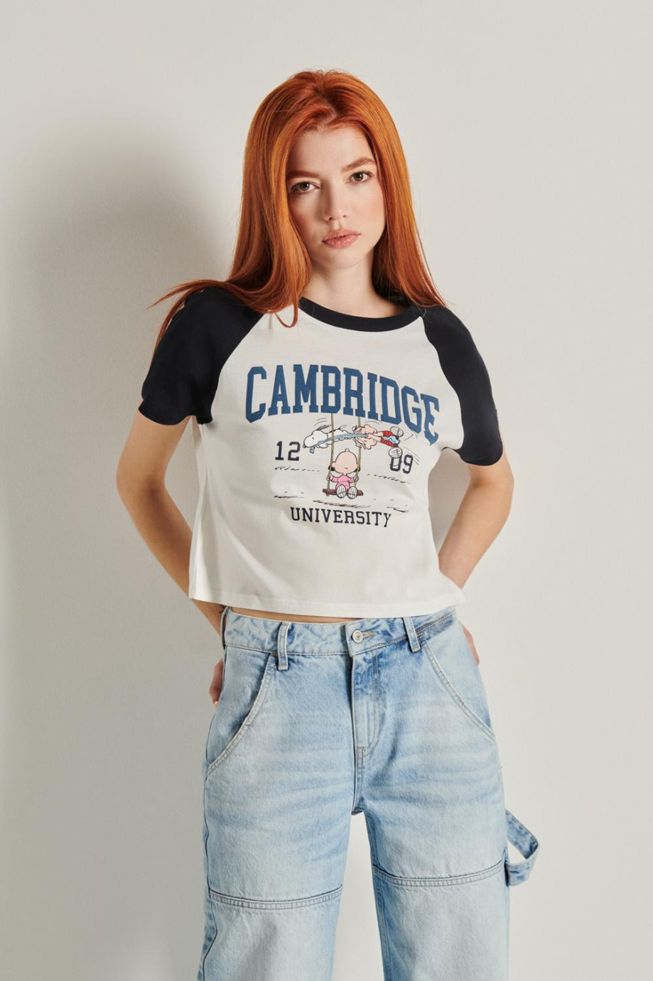Camiseta basica manga ranglan con estampado en frente de Snoopy & Cambridge.