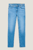 Jean slim azul claro con desgastes, bolsillos y tiro bajo