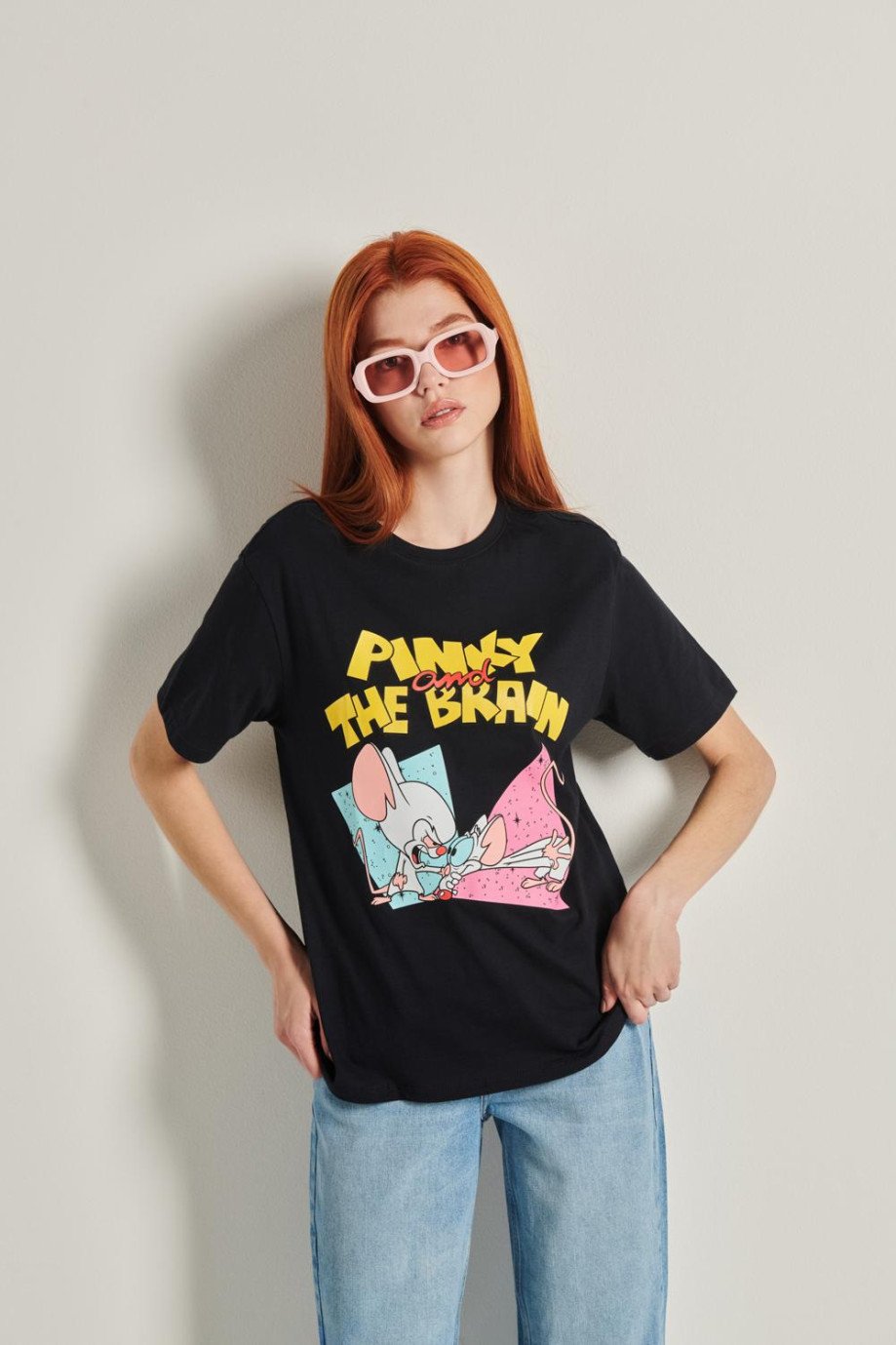 Camiseta femenina hombro rodado manga corta con estampado en frente de Pinky & Cerebro