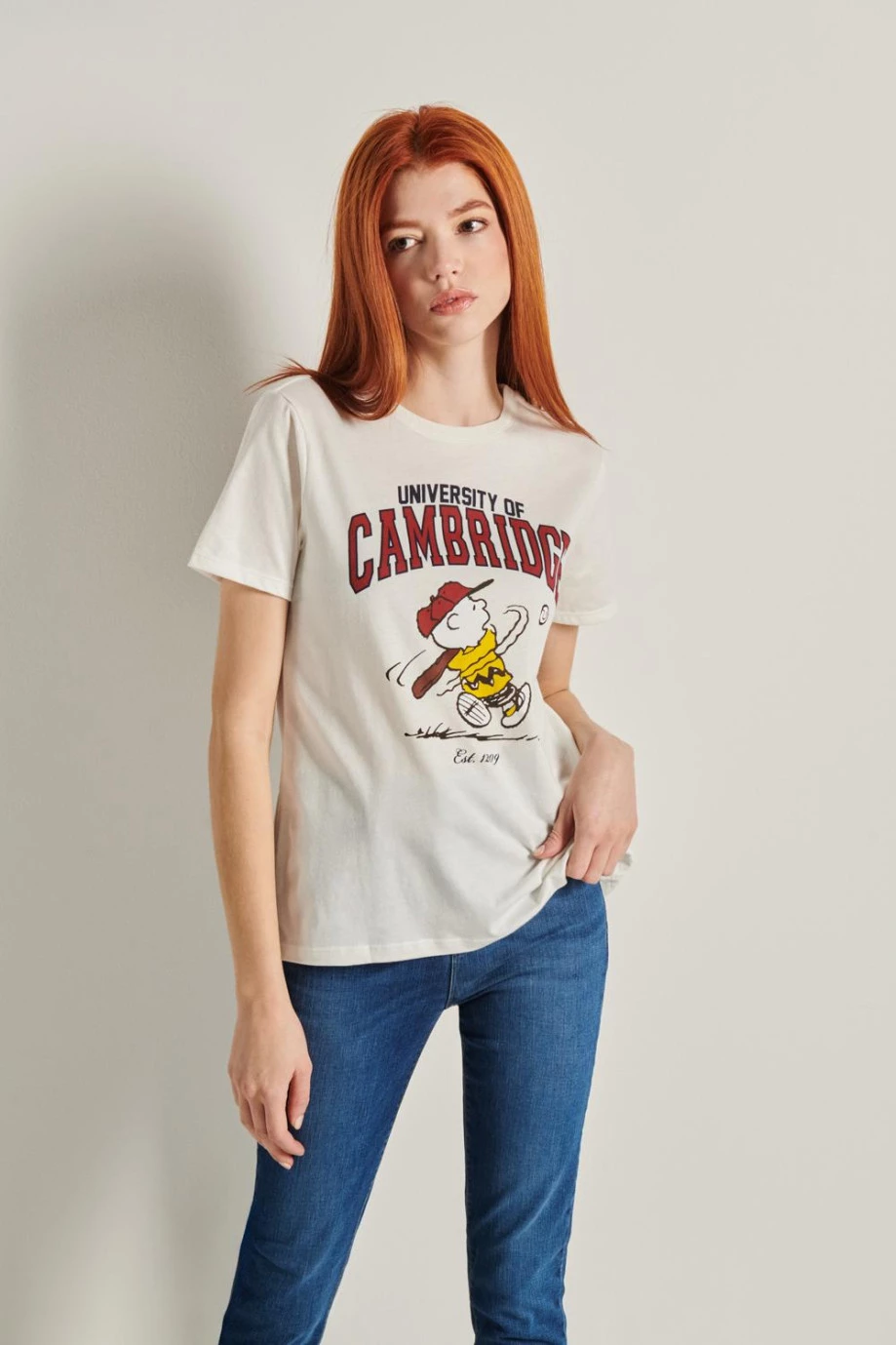Camiseta cuello redondo crema clara con diseño college de Carlitos & Cambridge
