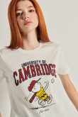 Camiseta cuello redondo crema clara con diseño college de Carlitos & Cambridge