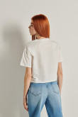 Camiseta crop top crema clara con diseño de Badtz-Maru en frente