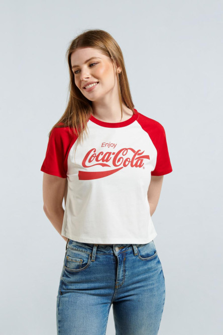 Camiseta manga ranglan corta crema clara con diseño rojo de Coca-Cola