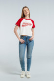 Camiseta manga ranglan corta crema clara con diseño rojo de Coca-Cola