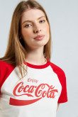 Camiseta manga ranglan corta crema clara con diseño rojo de Coca-Cola