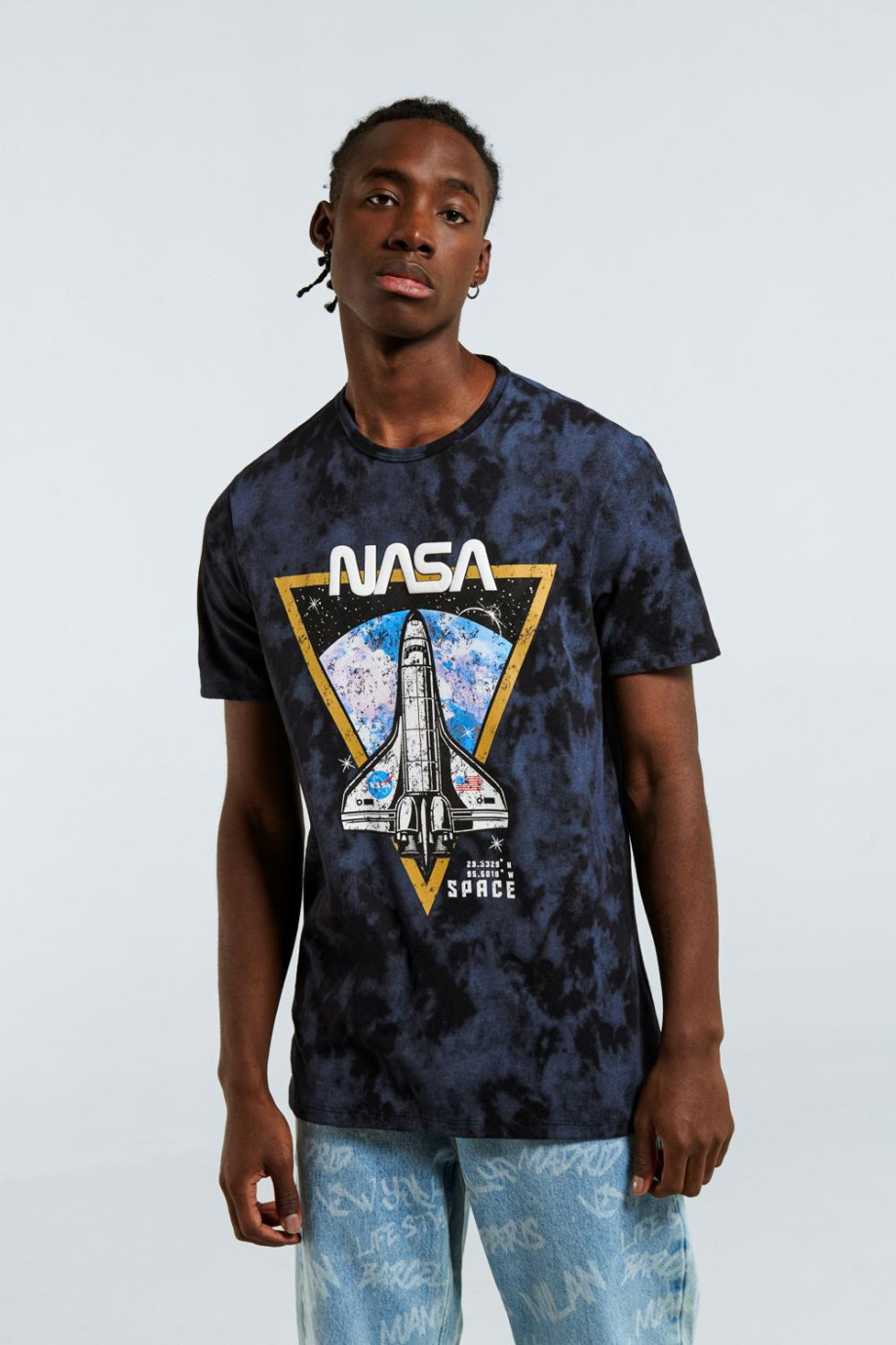 Camiseta cuello redondo azul intensa tie dye con diseño de NASA