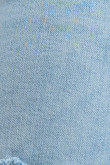 Jean azul claro slim con tiro bajo, ajuste ceñido y rotos