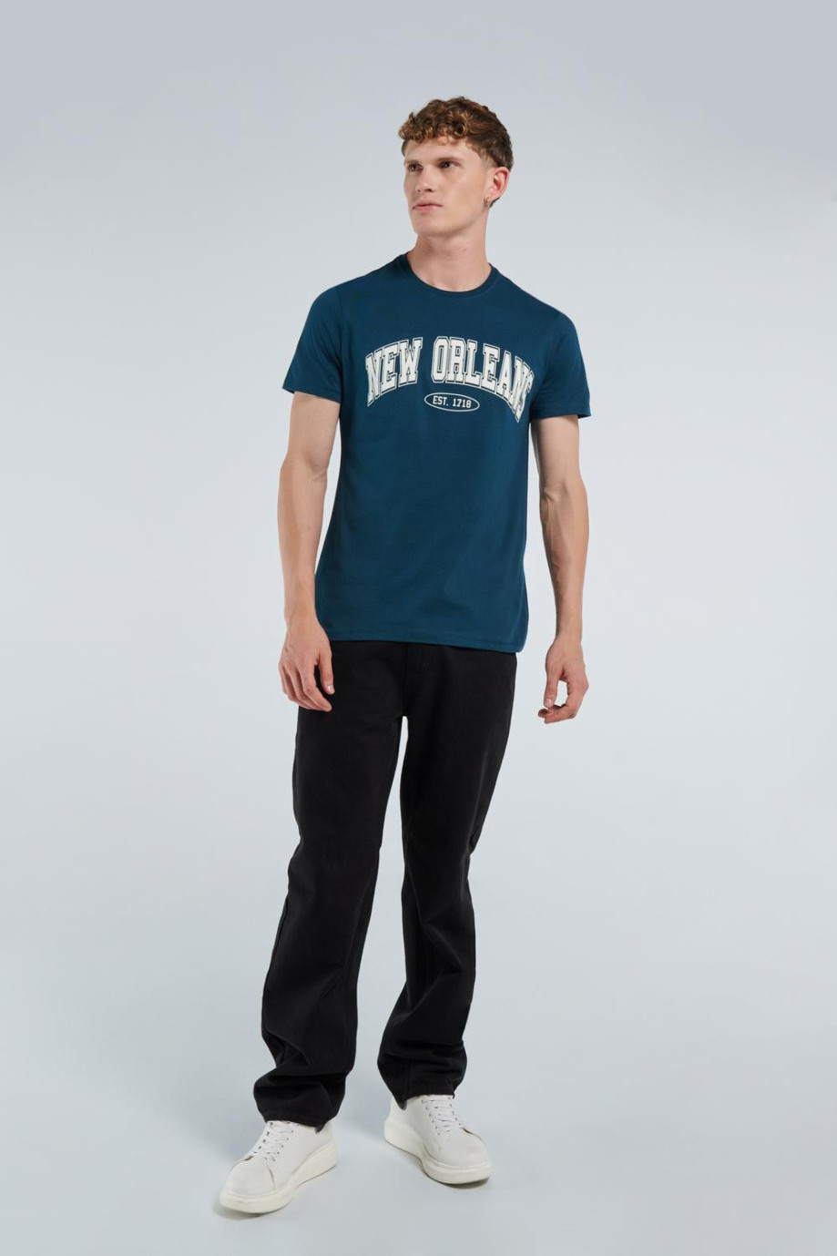 Camiseta azul con texto college de New Orleans y manga corta