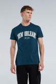 Camiseta azul con texto college de New Orleans y manga corta