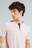 Camiseta unicolor tipo polo con manga corta y cuello nerú