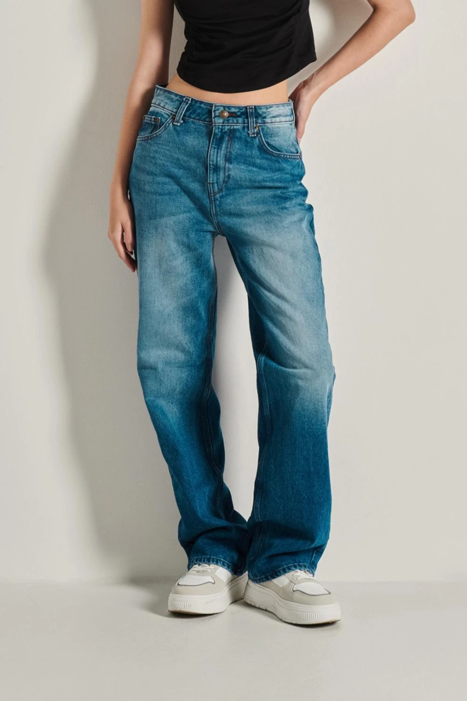 Jean azul oscuro 90´S con tiro alto, bota ancha y desgastes de color