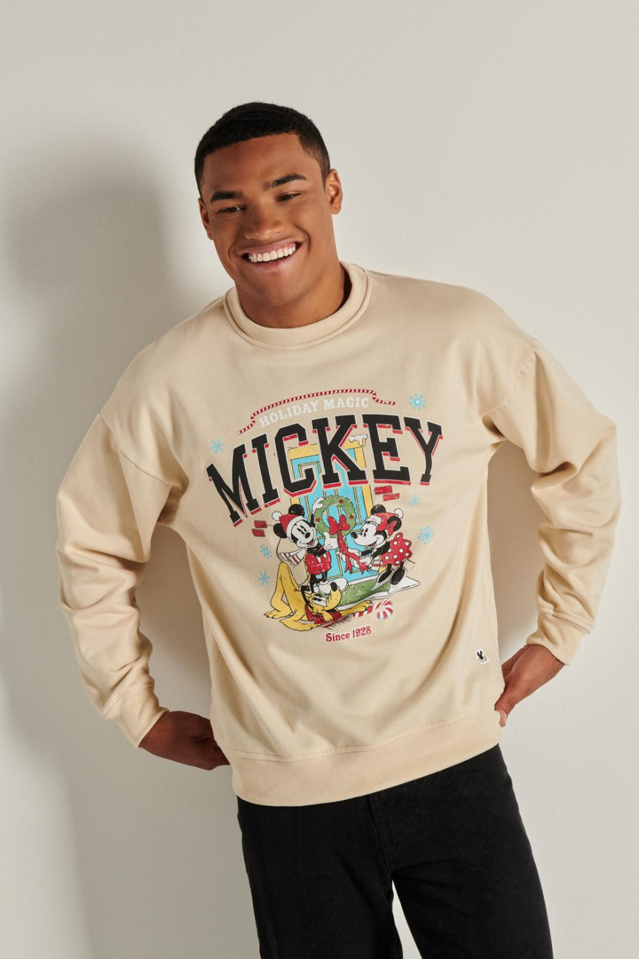 Buzo cuello redondo oversize kaky claro con diseño de navidad de Mickey and Friends