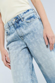 Jean culotte azul claro con diseños de letras y bota ancha corta