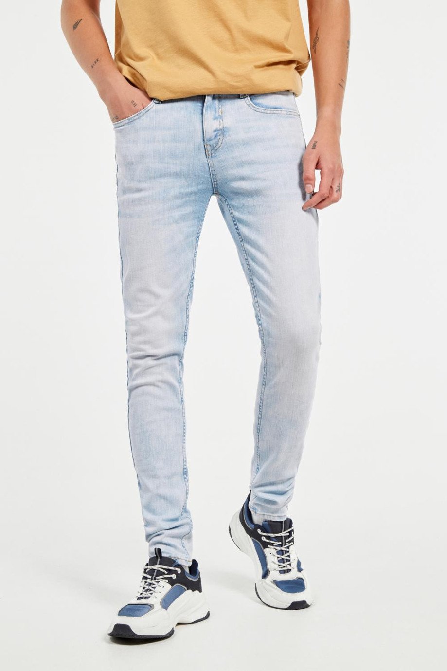 Jean azul claro súper skinny con efecto desteñido, bolsillos y tiro bajo