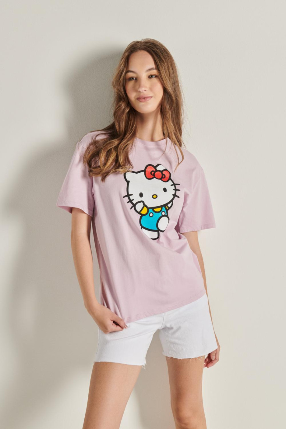 Camiseta cuello redondo rosada clara con diseño de Hello Kitty