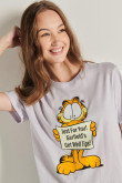 Camiseta lila clara con diseño de Garfield y manga corta
