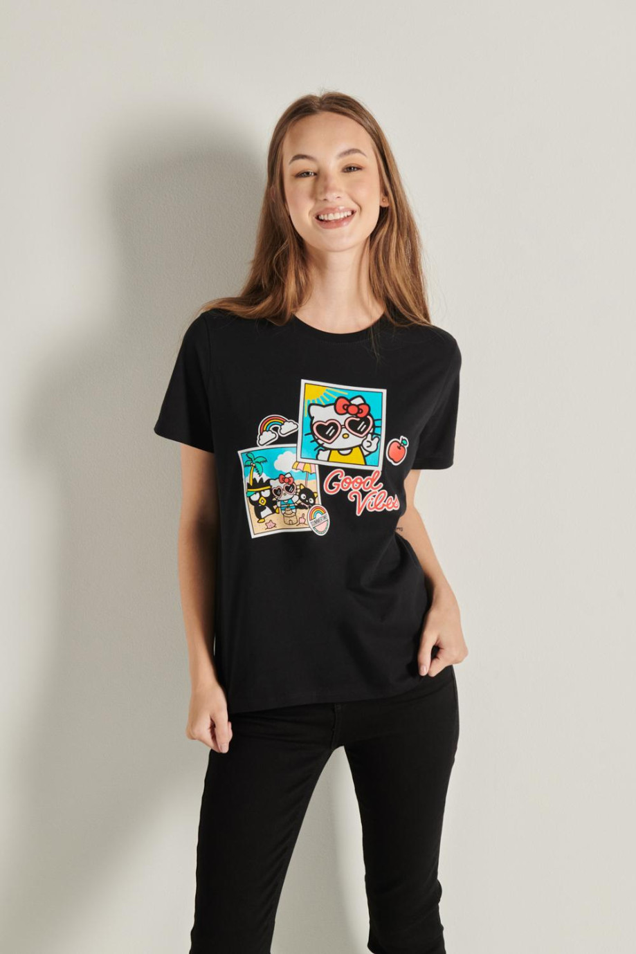 Camiseta negra con diseño de Hello Kitty y cuello redondo