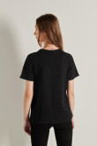 Camiseta negra con diseño de Hello Kitty y cuello redondo