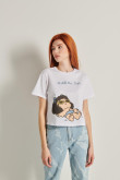 Camiseta crop top blanca con diseño de Mafalda y manga corta