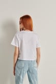 Camiseta crop top blanca con diseño de Mafalda y manga corta