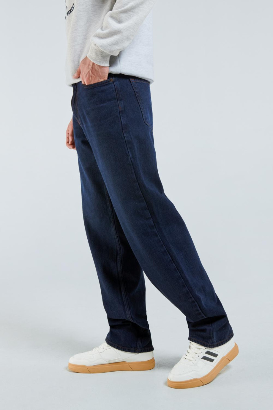 Jean azul intenso tipo 90´S con tiro medio, bota ancha y 5 bolsillos
