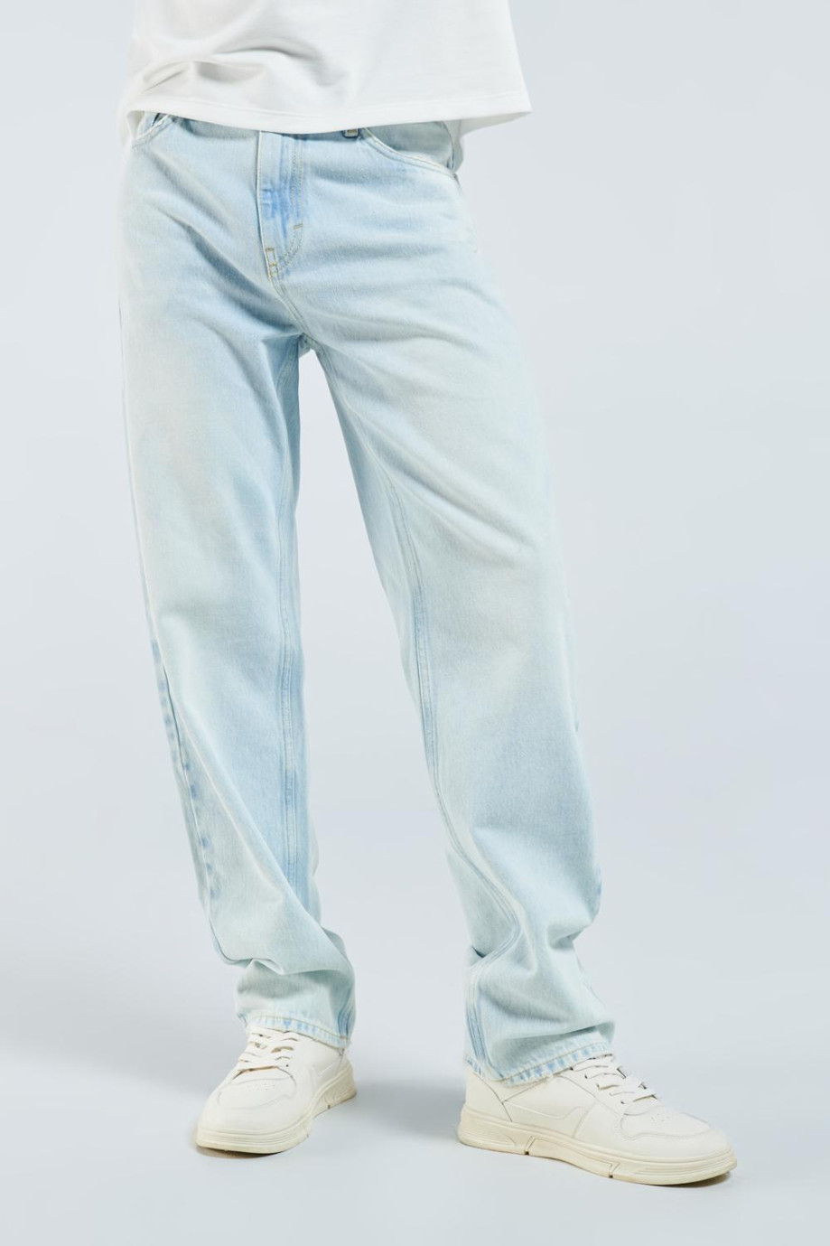 Jean 90´S azul claro con tiro medio, bota ancha y desgastes de color
