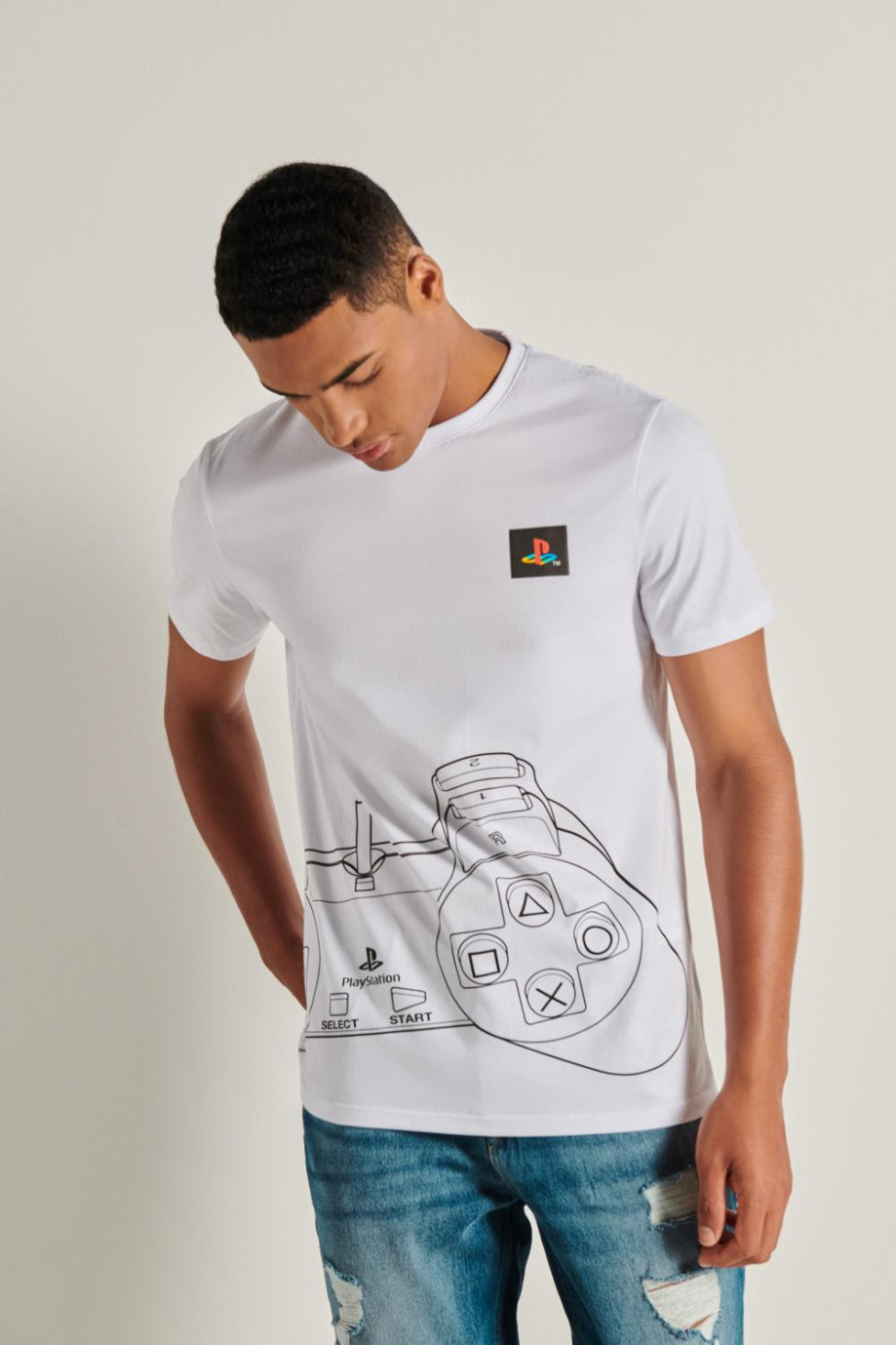 Camiseta blanca con diseño de PlayStation y manga corta