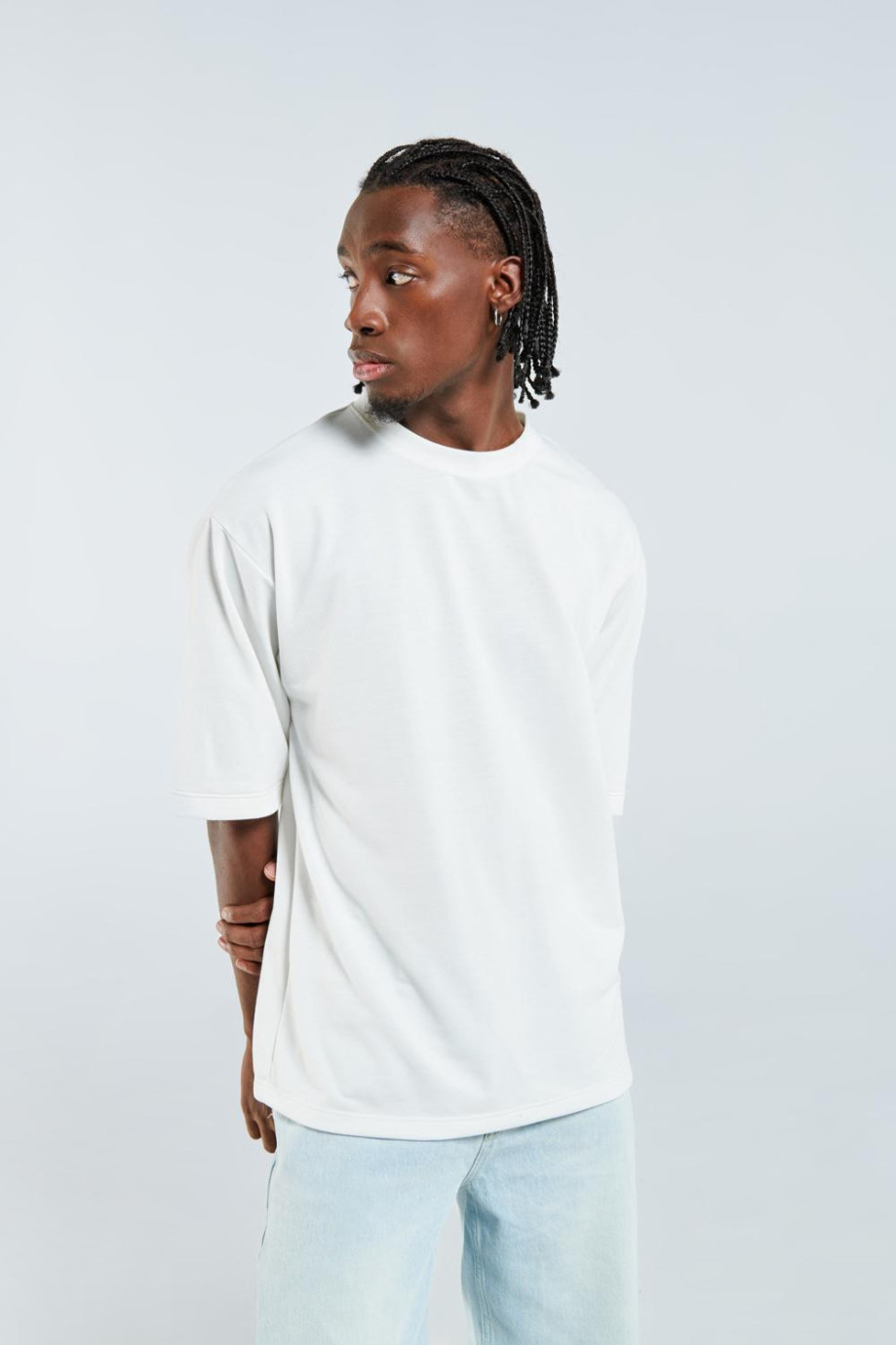 Camiseta crema oversize con hombros caídos y manga corta