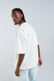 Camiseta crema oversize con hombros caídos y manga corta