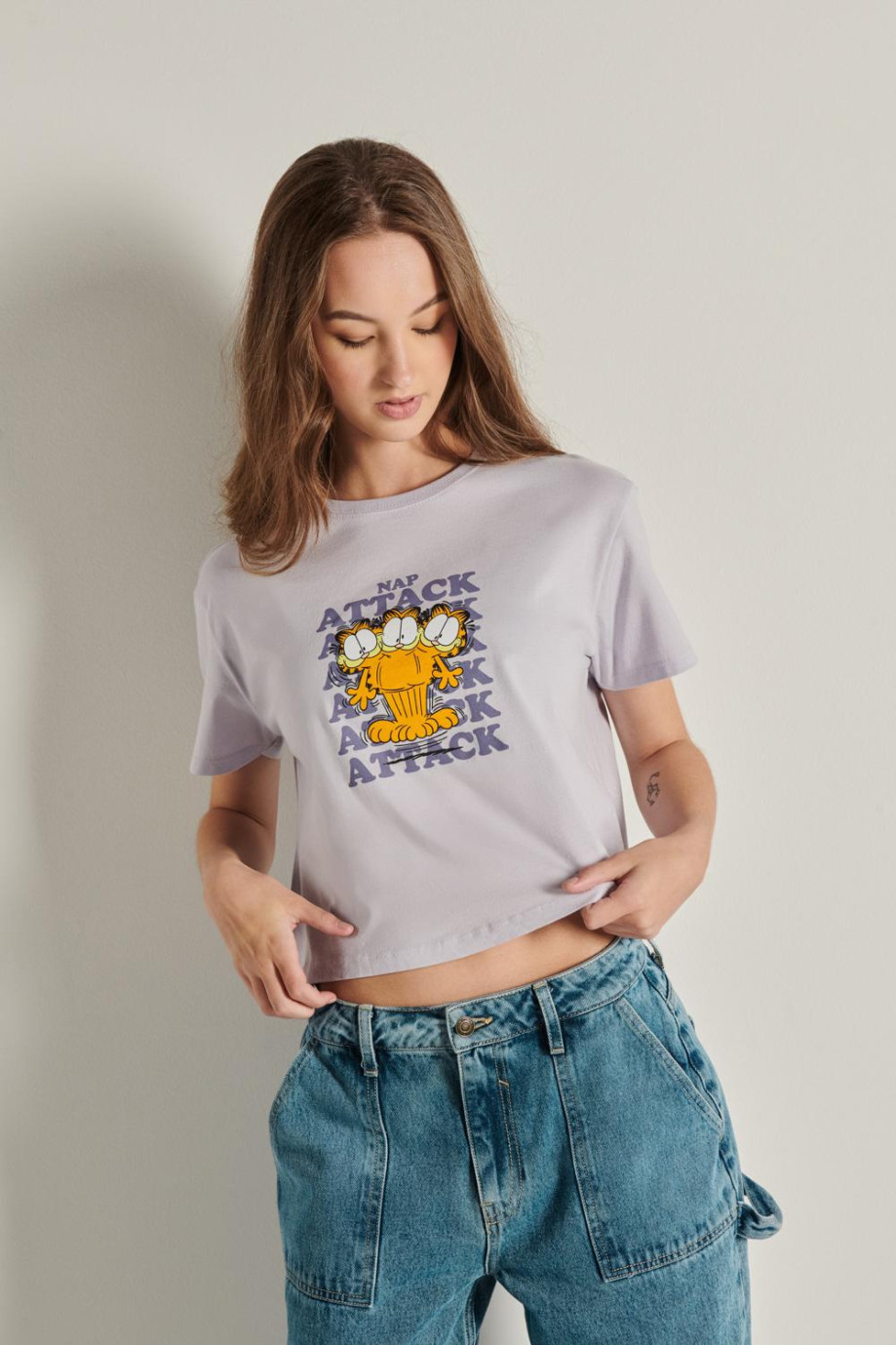 Camiseta crop top lila clara con diseño de Garfield y manga corta