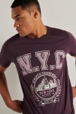 Camiseta morada oscura con manga corta y arte college de NYC