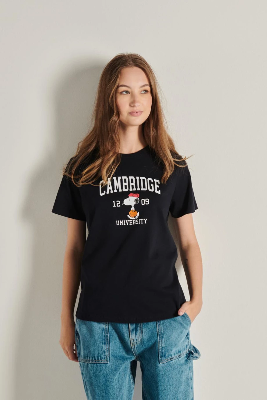 Camiseta azul intensa con manga corta y diseño college de Snoopy & Cambridge