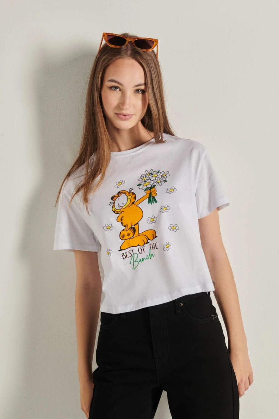 Camiseta oversize crop top blanca con manga corta y diseño de Garfield