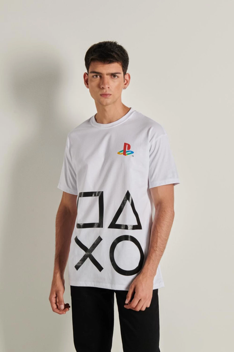 Camiseta blanca oversize con cuello redondo y diseño de PlayStation