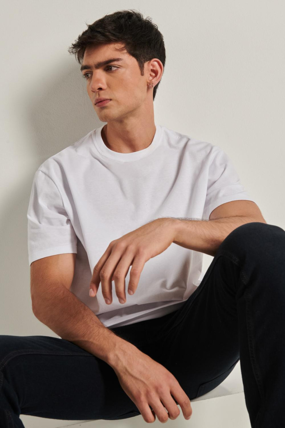 Camiseta unicolor oversize con manga corta y texto minimalista en frente