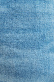 Jean slim azul claro con tiro bajo y desgastes de color