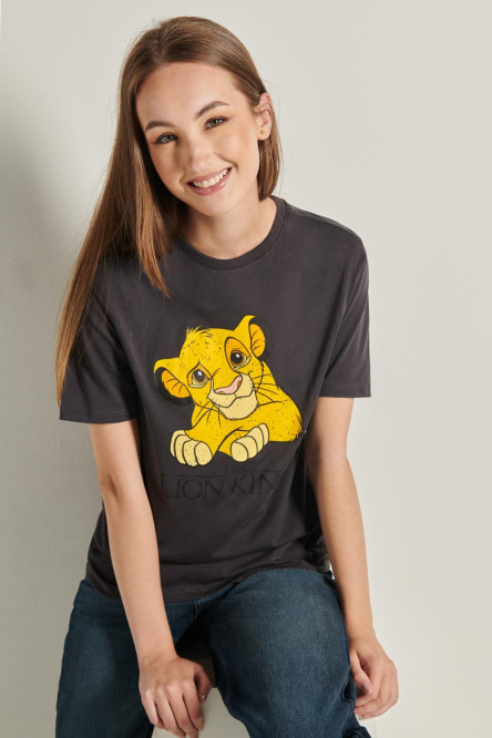 Camiseta gris intensa con cuello redondo y diseño de Simba en frente