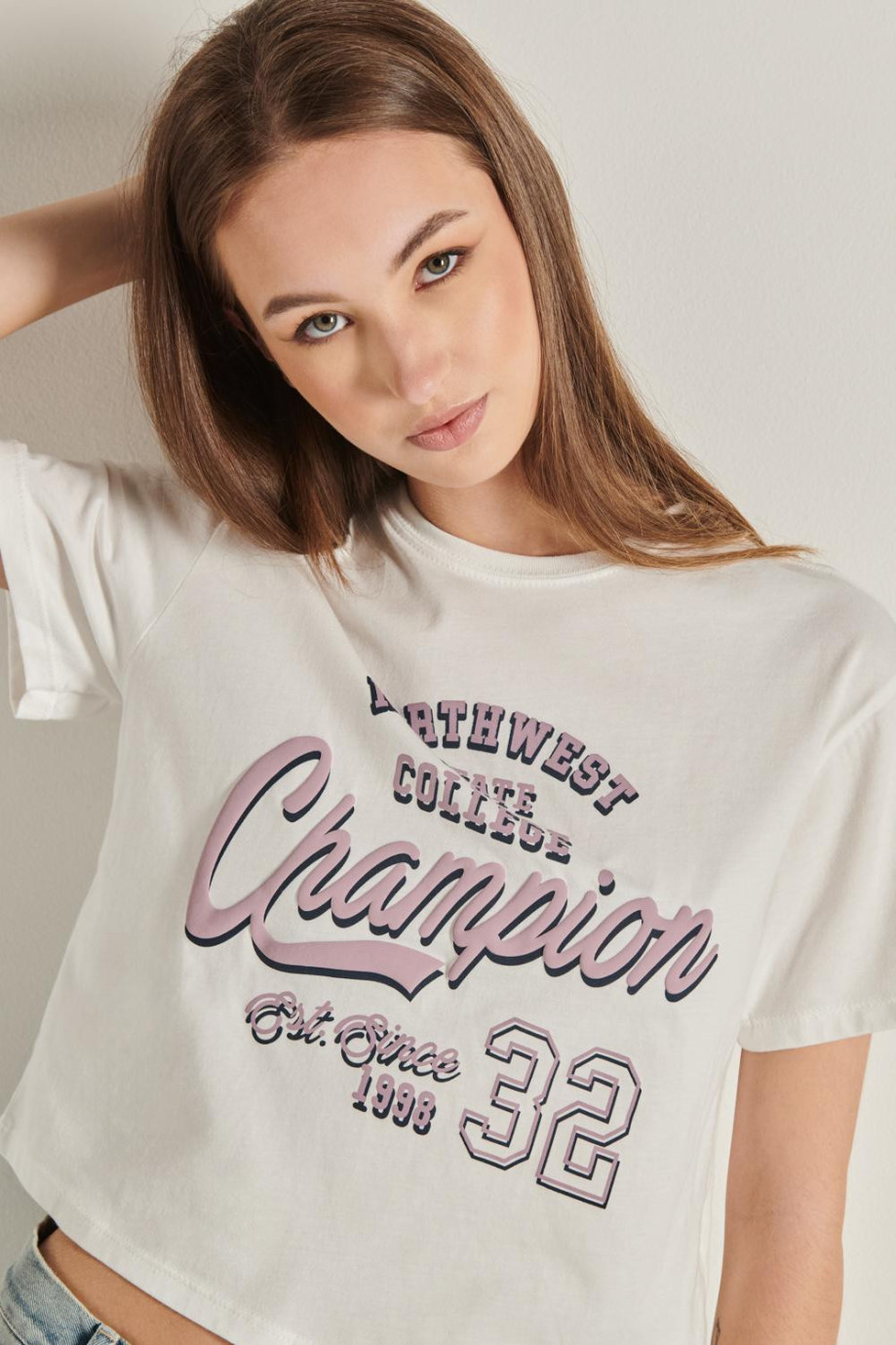 Camiseta crop top crema clara con diseño college y manga corta
