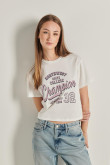 Camiseta crop top crema clara con diseño college y manga corta