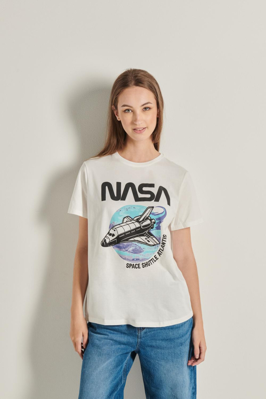 Camiseta crema clara con diseño de NASA en frente y manga corta