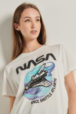 Camiseta crema clara con diseño de NASA en frente y manga corta