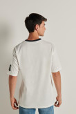 Camiseta crema clara oversize con diseños college y cuello V