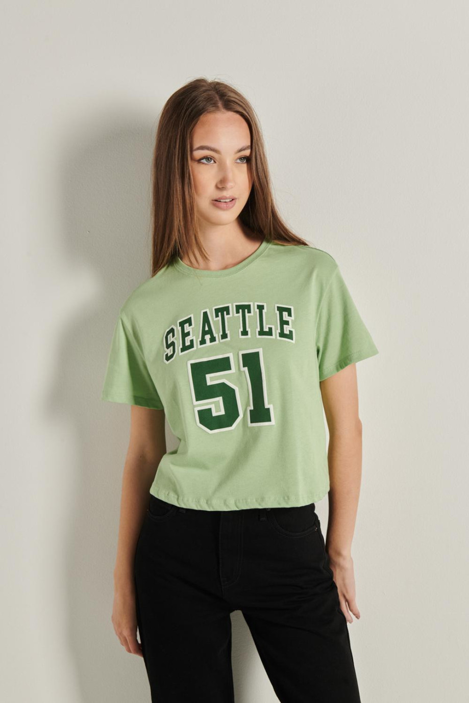 Camiseta verde clara crop top con diseño college de Seattle en frente